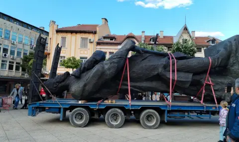 Върнаха паметника на Христо Ботев във Враца - 1