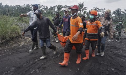 13 жертви взе вулкан в Индонезия - 1