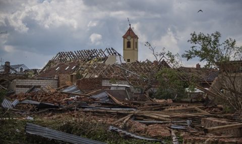 След потопа! Щетите от торнадото в Чехия се изчисляват на стотици милиони крони (ВИДЕО) - 1