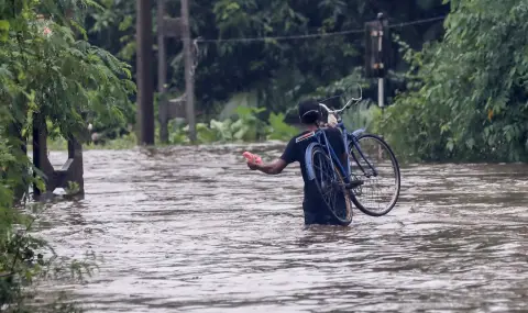 Трагедия в Шри Ланка: Наводнения и кални свлачища отнемат живота на десет души - 1