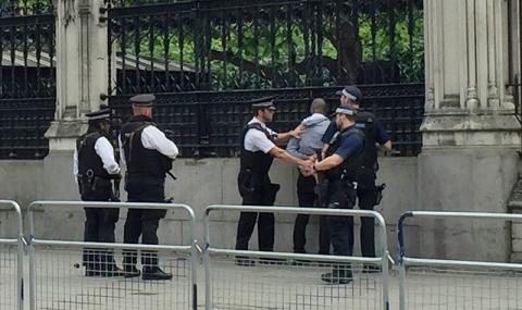 Арестуваха въоръжен мъж до британския парламент - 1