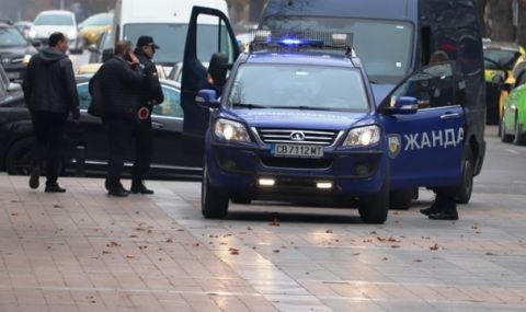 Бюлетините и изборните книжа тръгнаха към страната - 1