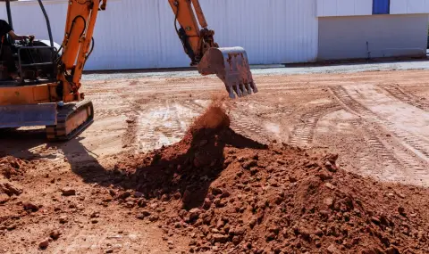 Работник загина, затрупан с пръст в Бургас