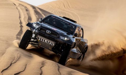 Toyota показа бруталния пикап с който ще се състезава на „Дакар“ (ВИДЕО) - 1