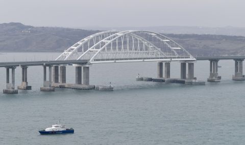 Временно спряха движението по Кримския мост - 1