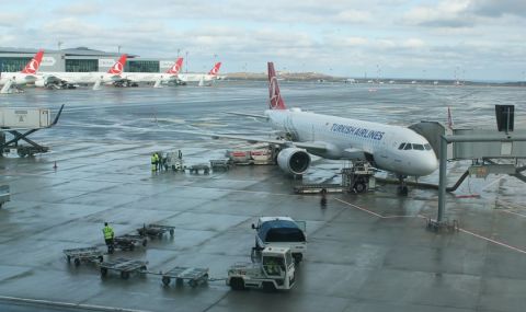 За часове авиокомпания превози 12 000 доброволци в района на земетресението в Турция - 1
