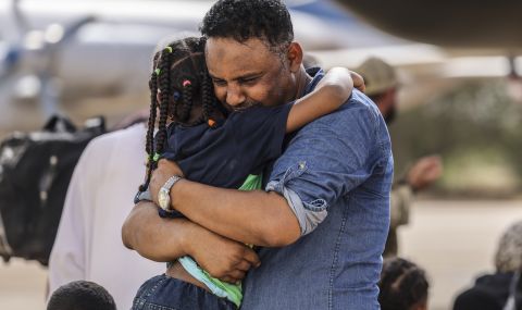 Семейства търсят изчезналите, докато бушуват битките в Судан (ВИДЕО) - 1