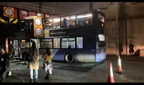 Автобус се удари в железопътен мост в Глазгоу, ранените са осем ВИДЕО - 1