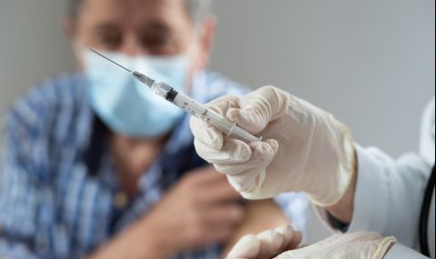Мъж се ваксинира 9 пъти срещу коронавирус - 1