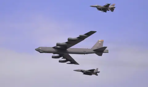 Extremely clear signal to Putin: American B-52 bomber flew near the Russian border at a symbolic moment  - 1