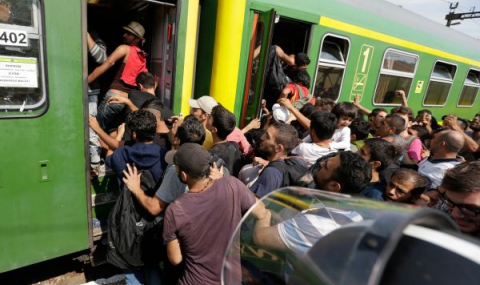 Унгарската полиция свали бежанците от влак за Австрия - 1
