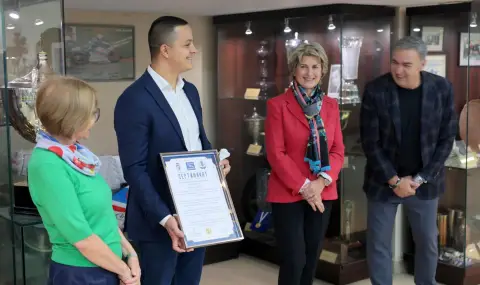 Цанко Цанков дари плувната си шапка и очилата от 24-часовото плуване в Дунав на Музея на спорта - 1