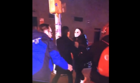 Маскиран нападна репортер в ефир (Видео) - 1