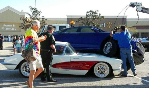 Пенсионерка паркира върху ценен Corvette - 1