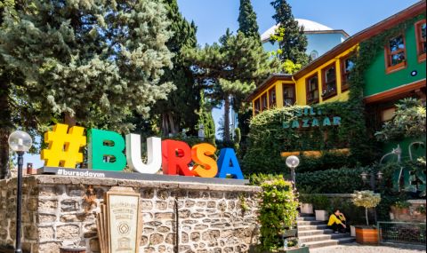 При пожар рухна покривът на търговски център в Бурса  - 1