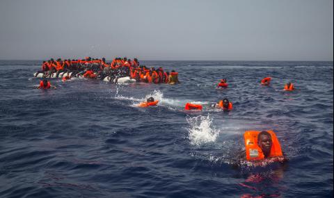 Над 100 бежанци спасени край Крит - 1
