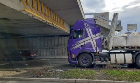 Под мост в Пловдив: Камион се заклещи при опит да премине  - 1