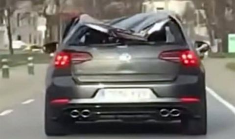 VW Golf R със смачкан покрив, забелязан в трафика, сякаш нищо не се е случило - 1