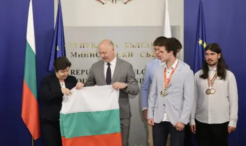 Желязков връчи националния флаг на олимпийските отбори по природни науки  - 1