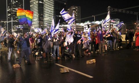 Протестите срещу израелската съдебна реформа продължават въпреки спирането ѝ - 1