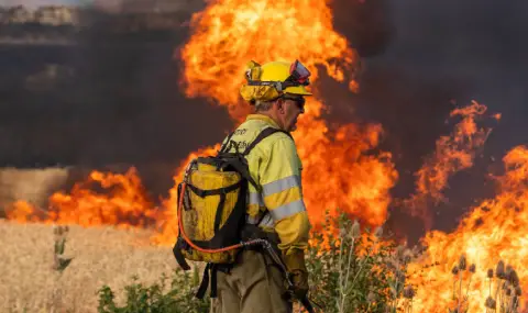 Евакуираните заради пожарите в Испания вече са близо 1 400 - 1