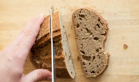 Режем хляба грешно? Обърнете го с дъното нагоре, съветват пекари - 1