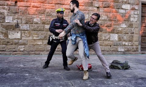 Екоактивисти напръскаха с боя Палацо Векио във Флоренция (ВИДЕО+СНИМКИ) - 1