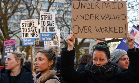 Контрамерки: Британските власти разполагат 1200 войници, които да поемат работата на стачкуващите спешни медици  - 1