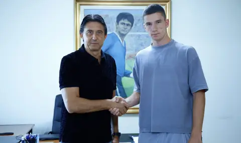 Юноша на Левски подписа своя първи професионален договор - 1