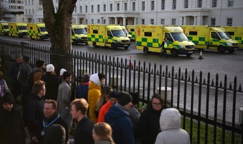 Чакаш по 30 часа за линейка: болниците във Великобритания са в криза - 1