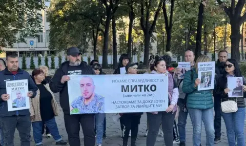 Relatives of the murdered Dimitar Malinov from Tsalapitsa protested in front of the prosecutor's office in Plovdiv  - 1