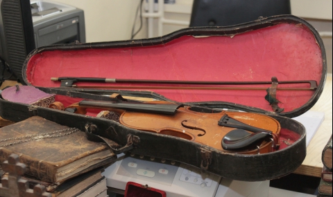 Далавера със старинни книги и цигулка &quot;Страдивариус&quot; в Шумен - 1