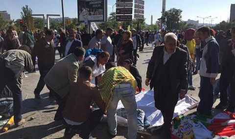 Десетки загинаха след два взрива в Анкара - 1