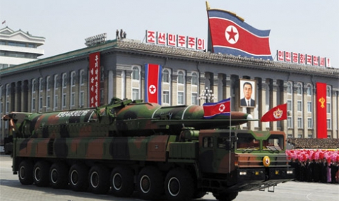 Северна Корея с мащабен военен парад - 1