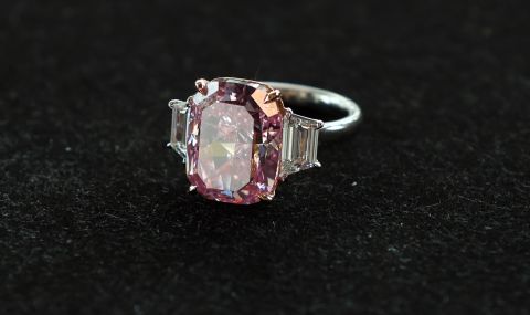 Рядък розов диамант постави рекорд за най-скъп карат (ВИДЕО) - 1