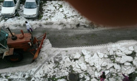 Снегорини след градушка в Ловеч - 1