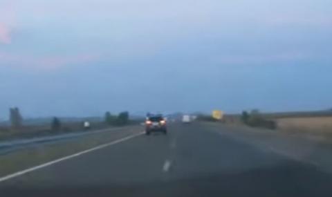 Автомобил на &quot;Гранична полиция&quot; лети с над 200 км/ч по АМ „Тракия“ (ВИДЕО) - 1