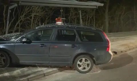 Кола отнесе автобусна спирка в Бургас, шофьорът е с опасност за живота - 1