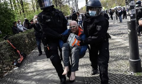 Протести в Берлин срещу COVID мерки, полицията използва сълзотворен газ - 1