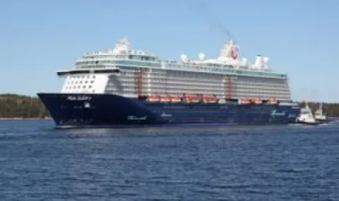 "Mein Schiff 3" collides with container ship in Bremerhaven - 1