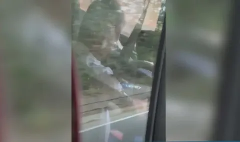 Заснеха шофьор да гледа порно зад волана на автобус - 1