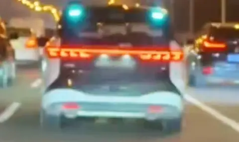 Около 200 автономни таксита блокираха внезапно в Китай - 1