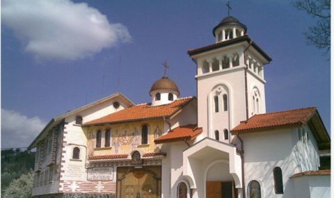 Ремонт затваря движението към Клисурския манастир "Света Петка" - 1