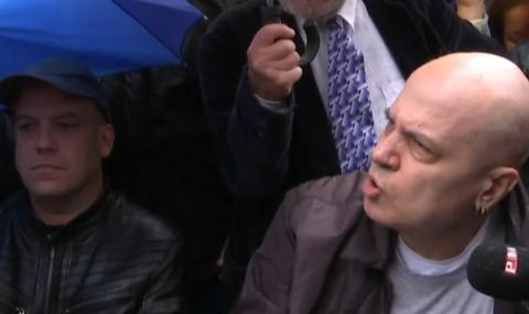 Дъждът не изплаши Трифонов, отново е пред парламента - 1