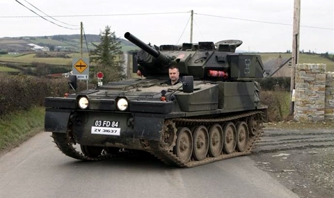 Ирландец ходи на кръчма с танк - 1