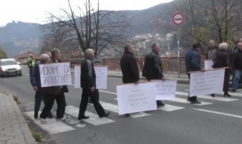 Работници без заплати от 2015-а затвориха пътя за Смолян - 1
