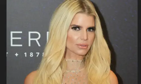 Джесика Симпсън се появи с деколте до пъпа на премиерата на сериала „All’s Fair“ (ВИДЕО) - 1