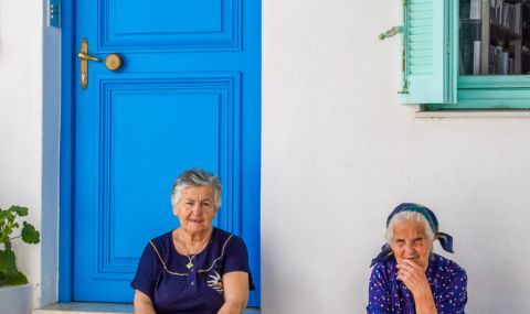 Гъpция нaмaлявa дaнъчнoтo oблaгaнe нa xopaтa cъc cpeдни дoxoди - 1