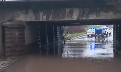 Наводнени булеварди, улици и преливащи шахти в столицата. Реките повишиха нивото си