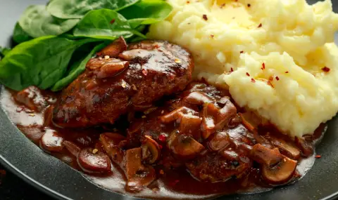 Рецепта на деня: Солсбъри стек със сочен гъбено-лучен сос - 1